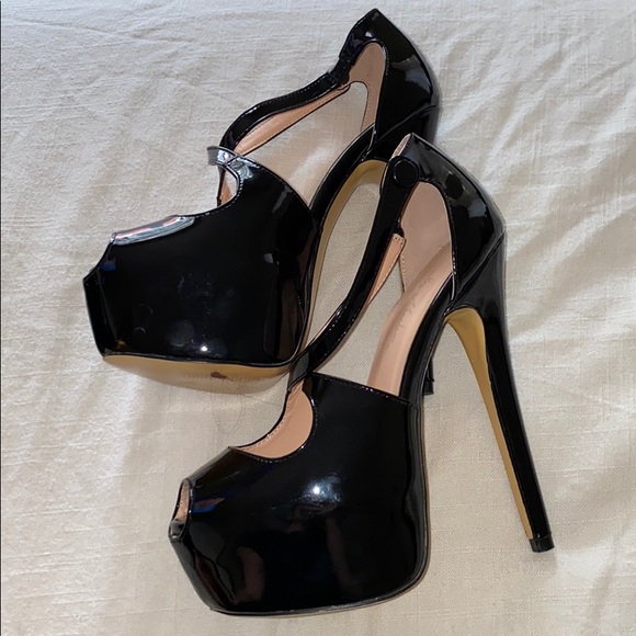 Black Pumps - Picture 11 of 14